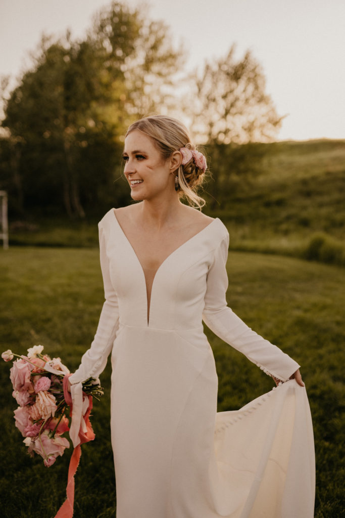 The most gorgeous location for dreamy wedding photos. A cute barn, log cabin, rolling hills of green grass and a mountain view in the background. Everything you need for a gorgeous wedding venue.
