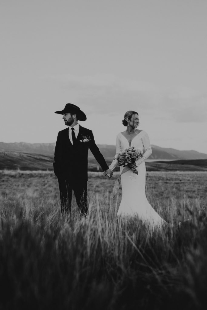 Looking for a romantic location for your dreamy sunset couples photos? Foster Creek Farm in Montana is the perfect place. Complete with a luxurious white farmhouse, canvas tents, rolling hills, and a gorgeous mountain backdrop. What more could you want?