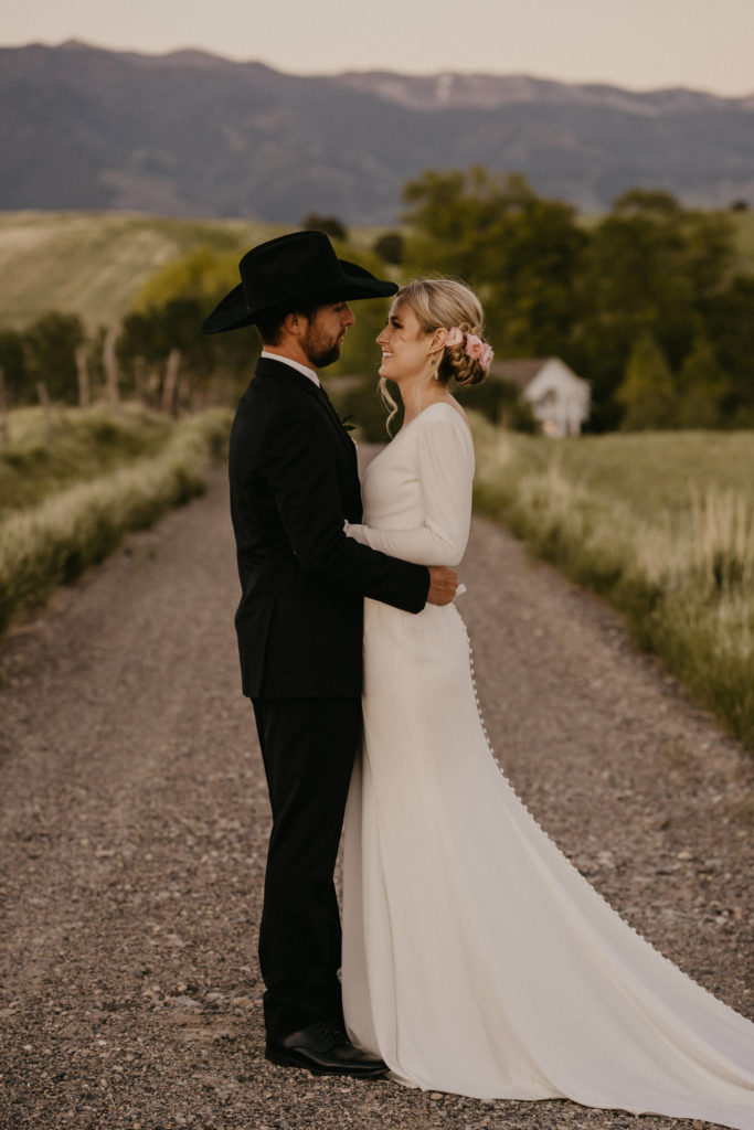 Looking for a romantic location for your sunset photos? Foster Creek Farm in Montana is the perfect place. Complete with a luxurious white farmhouse, canvas tents, rolling hills, and a gorgeous mountain backdrop. What more could you want?